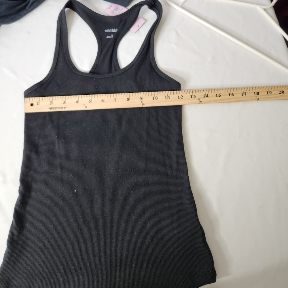 Set of 4 Tank Tops (XS & S) - Picture 12 of 16